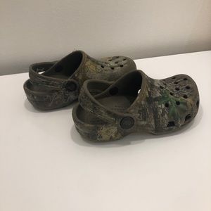 Toddler camo crocs size 9